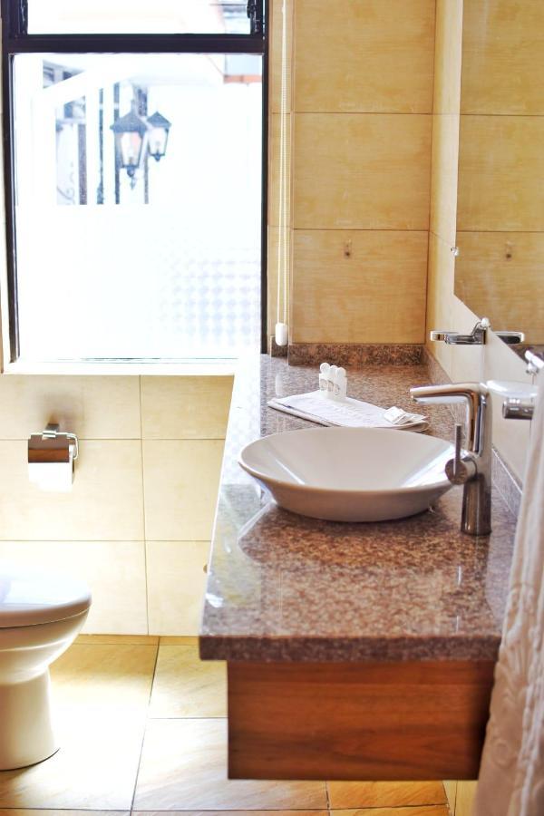Hotel Ambassador Quito Ngoại thất bức ảnh